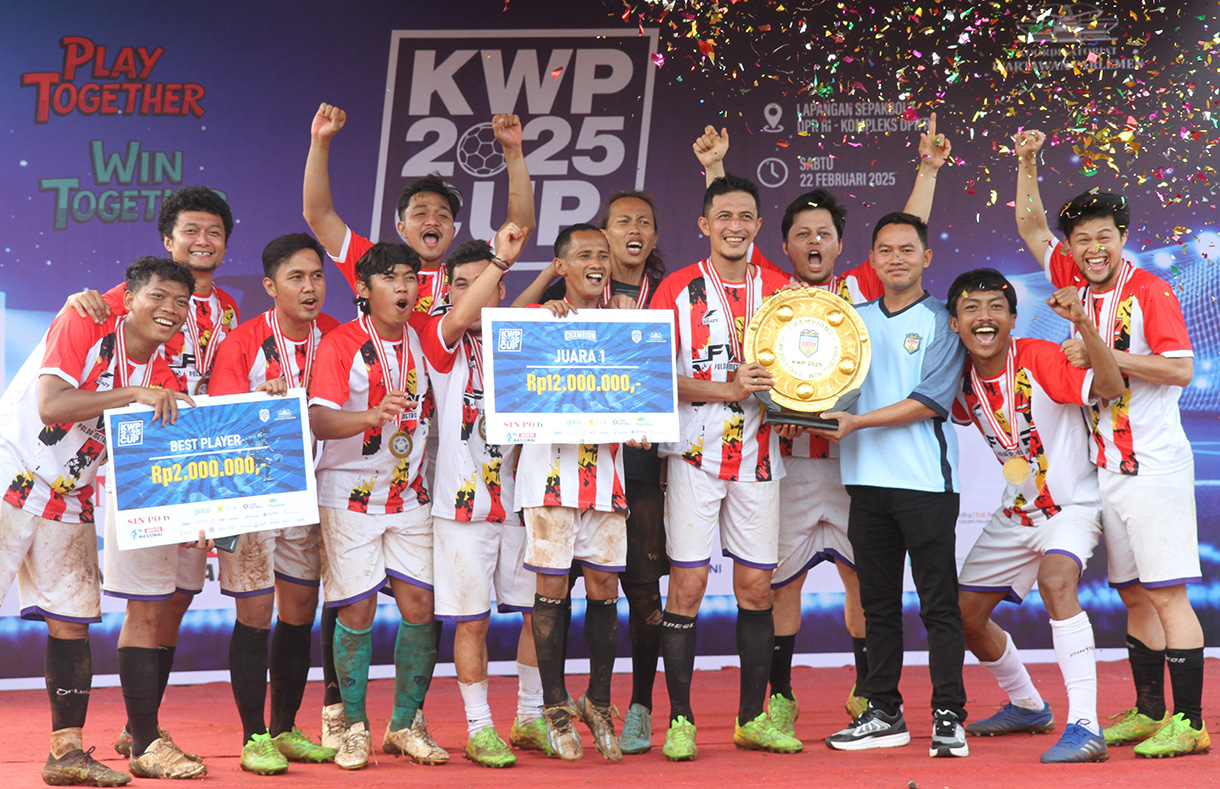 Para pemain Forum Wartawan Polda mengangkat piala usai mengalahkan Koordinatoriat Wartawan Parlemen (KWP) dalam ajang KWP CUP 2025 di  Kompleks Parlemen, Senayan, Jakarta, Sabtu (22 Februari 2025).(Beritanasional.com/Oke Atmaja)