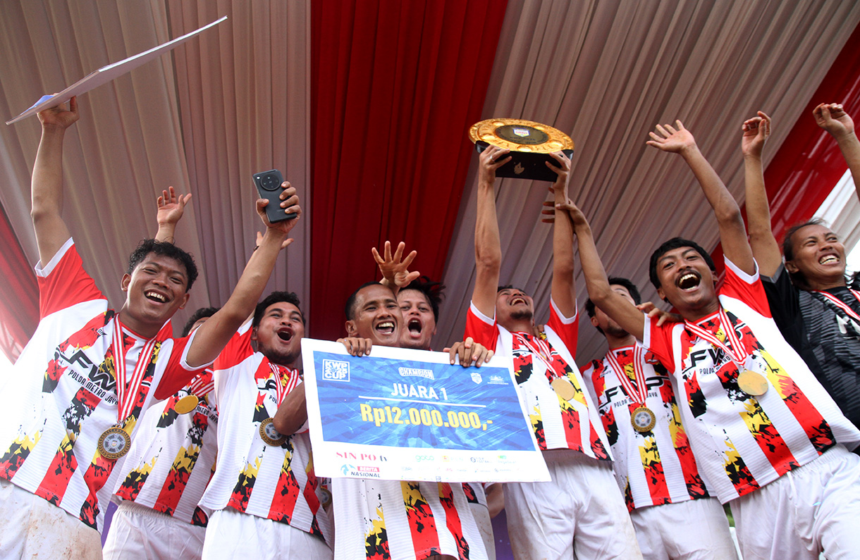 Para pemain Forum Wartawan Polda mengangkat piala usai mengalahkan Koordinatoriat Wartawan Parlemen (KWP) dalam ajang KWP CUP 2025 di  Kompleks Parlemen, Senayan, Jakarta, Sabtu (22 Februari 2025).(Beritanasional.com/Oke Atmaja)