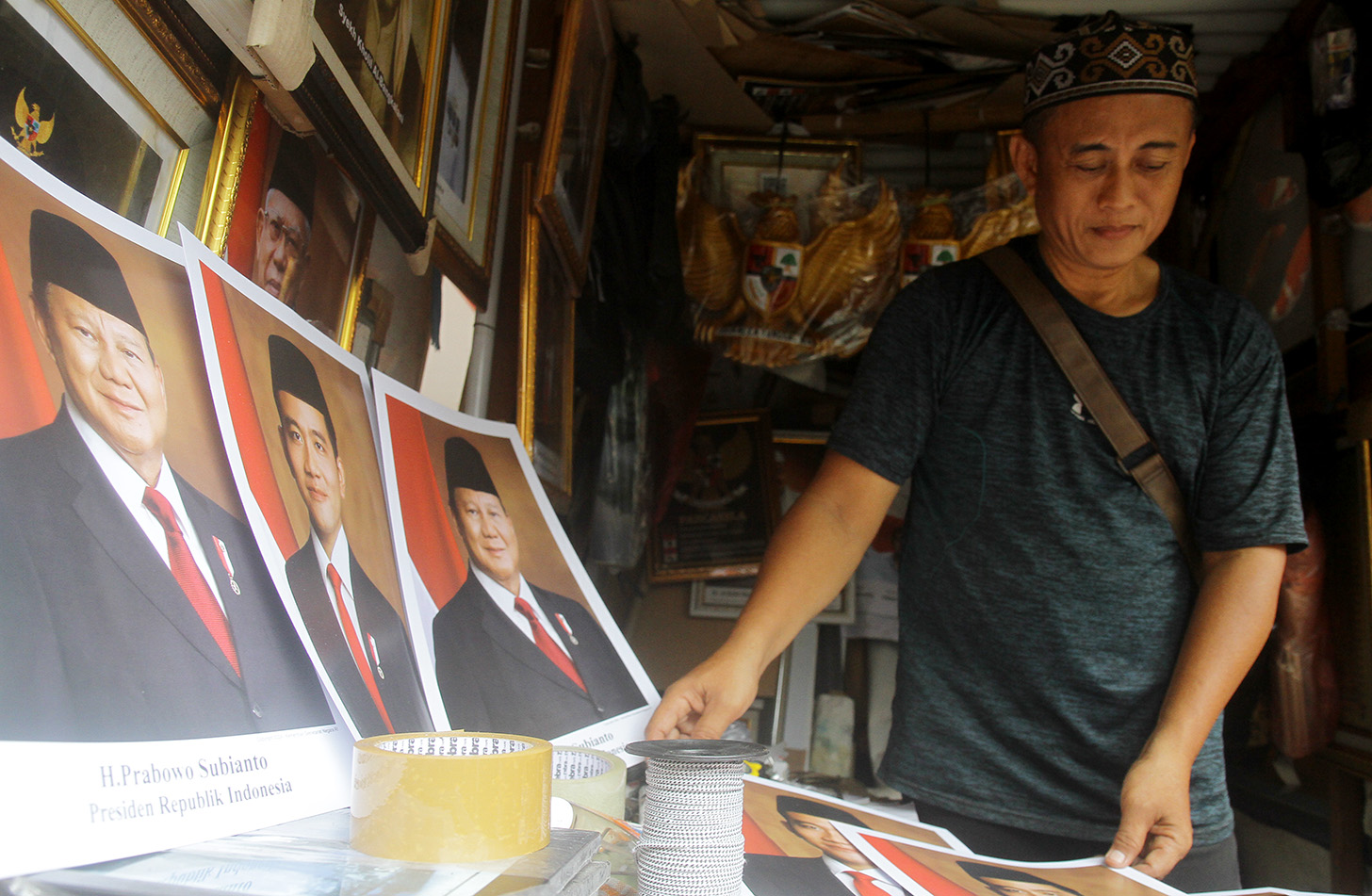 Pedagang menata foto pasangan Prabowo-Gibran sebagai Presiden dan Wakil Presiden 2024-2029 di kawasan Pasar Baru, Jakarta, Kamis (25/4/2024). (BeritaNasional.com/Oke Atmaja)