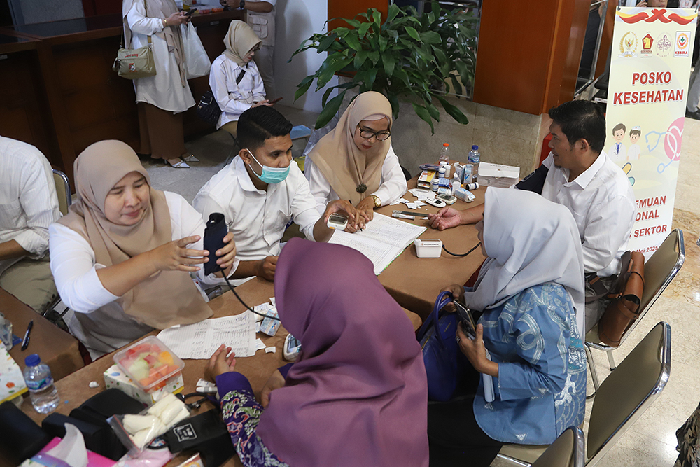Fraksi Gerindra Gelar Layanan Kesehatan Gratis Bagi Staf dan Anggota Dewan di DPR Staf dan anggota menerima layanan kesehatan gratis yang digelar oleh fraksi Gerindra di DPR. (BeritaNasional/Elvis Sendouw)