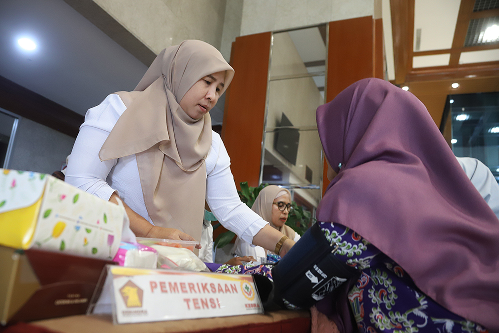 Fraksi Gerindra Gelar Layanan Kesehatan Gratis Bagi Staf dan Anggota Dewan di DPR Staf dan anggota menerima layanan kesehatan gratis yang digelar oleh fraksi Gerindra di DPR. (BeritaNasional/Elvis Sendouw)