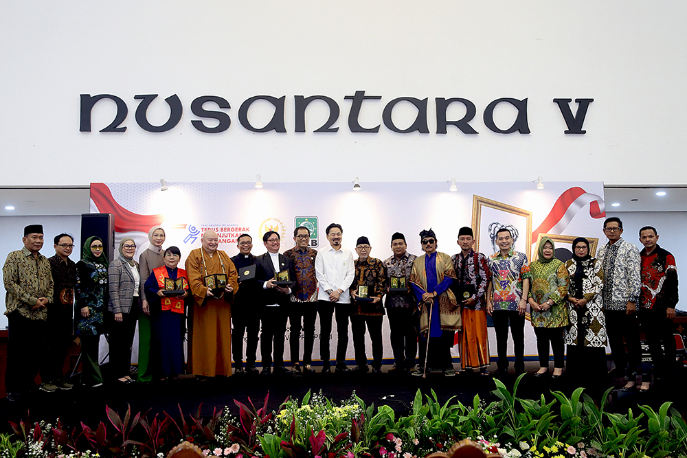 Tasyakuran penganugerahan gelar Pahlawan Nasional kepada dua tokoh besar bangsa yakni Syaikhona Muhammad Kholil Bangkalan dan KH Abdurrahman Wahid (Gus Dur). (BeritaNasional/Elvis Sendouw)