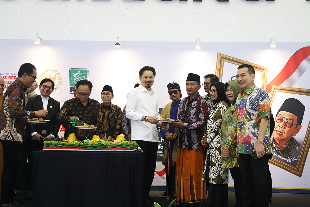 Tasyakuran penganugerahan gelar Pahlawan Nasional kepada dua tokoh besar bangsa yakni Syaikhona Muhammad Kholil Bangkalan dan KH Abdurrahman Wahid (Gus Dur). (BeritaNasional/Elvis Sendouw)