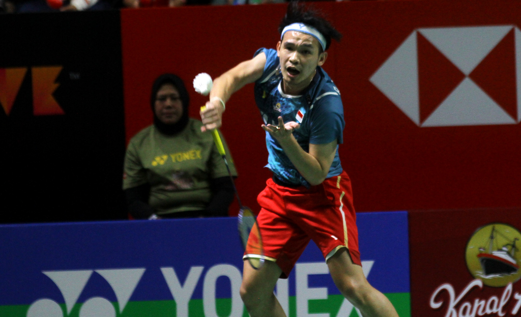 Pitha Haningtyas Mentari dan Rinov Rivaldy mengembalikan kok ke arah lawannya ganda campuran China Taipe Yang Po-Hsuan dan Hu Ling Fang dalam babak 32 besar Indonesia Open 2024 di Istora Senayan, Jakarta, Rabu (5/6/2024). (BeritaNasional.Com/Oke Atmaja)