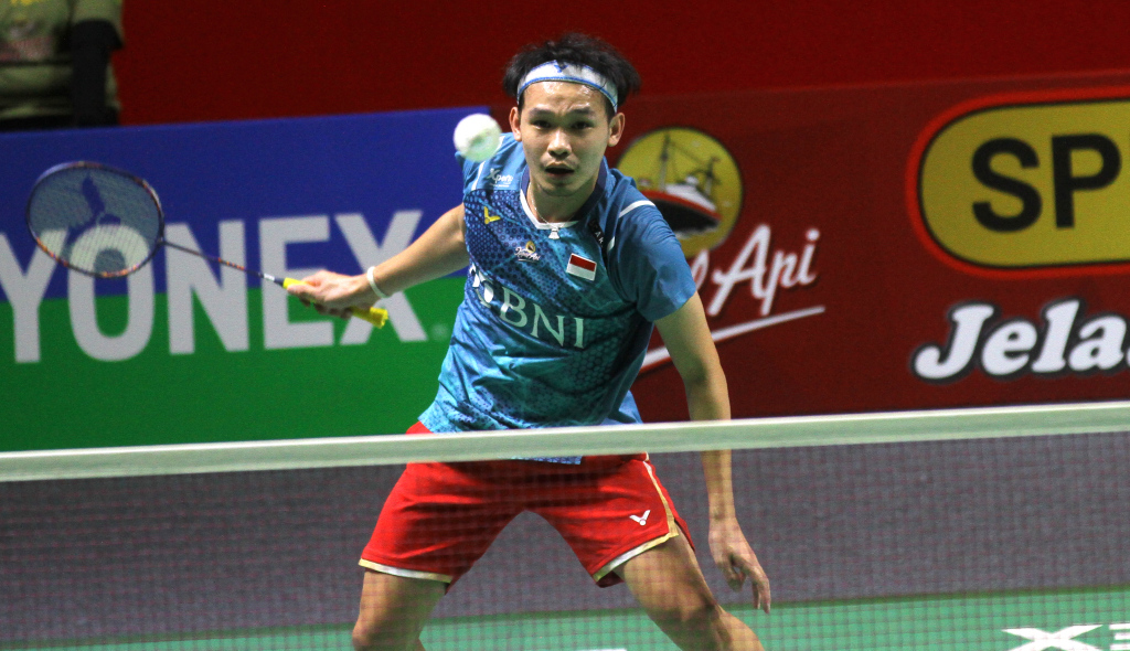 Pitha Haningtyas Mentari dan Rinov Rivaldy mengembalikan kok ke arah lawannya ganda campuran China Taipe Yang Po-Hsuan dan Hu Ling Fang dalam babak 32 besar Indonesia Open 2024 di Istora Senayan, Jakarta, Rabu (5/6/2024). (BeritaNasional.Com/Oke Atmaja)