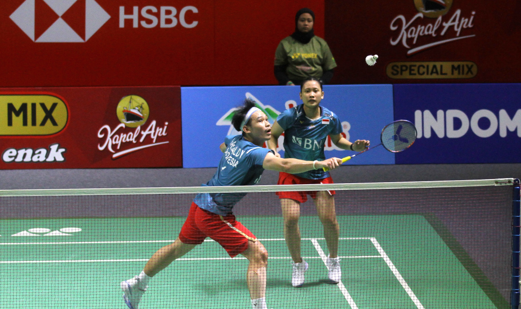 Pitha Haningtyas Mentari dan Rinov Rivaldy mengembalikan kok ke arah lawannya ganda campuran China Taipe Yang Po-Hsuan dan Hu Ling Fang dalam babak 32 besar Indonesia Open 2024 di Istora Senayan, Jakarta, Rabu (5/6/2024). (BeritaNasional.Com/Oke Atmaja)