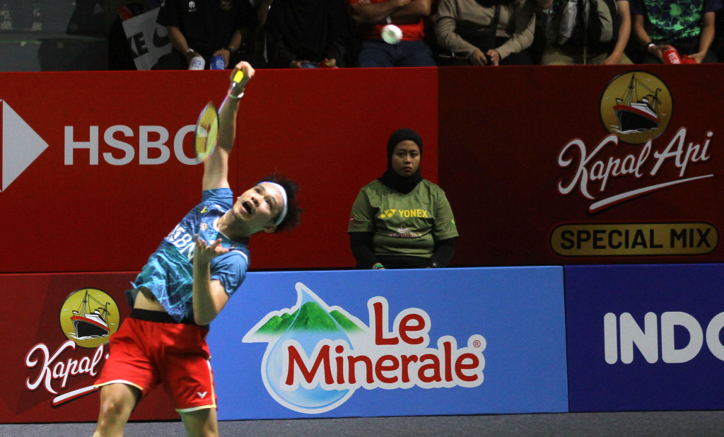 Pitha Haningtyas Mentari dan Rinov Rivaldy mengembalikan kok ke arah lawannya ganda campuran China Taipe Yang Po-Hsuan dan Hu Ling Fang dalam babak 32 besar Indonesia Open 2024 di Istora Senayan, Jakarta, Rabu (5/6/2024). (BeritaNasional.Com/Oke Atmaja)