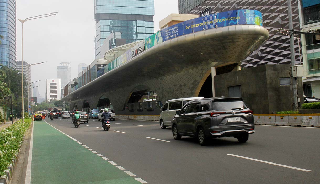 Sejumlah kendaraan bermotor melintas di Jalan Sudirman, Jakarta, Rabu (4/6/2025). (Beritanasional.com/Oke Atmaja)