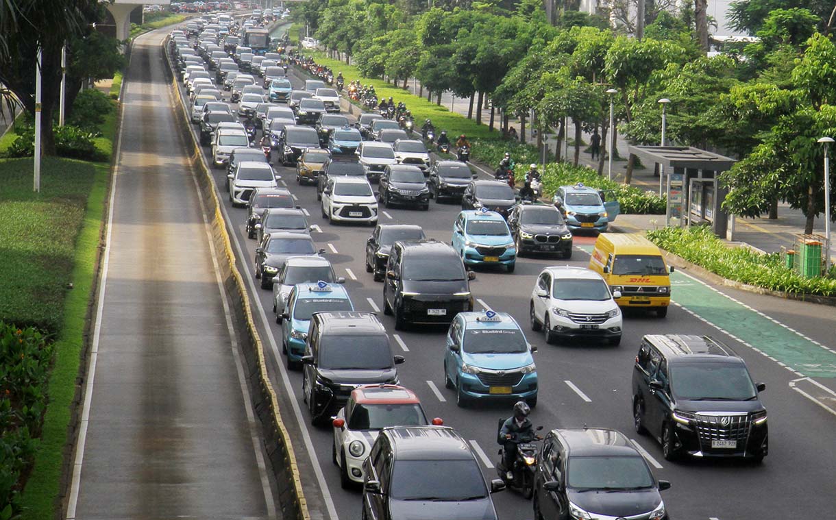Sejumlah kendaraan bermotor melintas di Jalan Sudirman, Jakarta, Rabu (4/6/2025). (Beritanasional.com/Oke Atmaja)