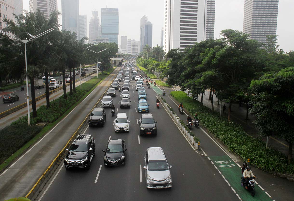Sejumlah kendaraan bermotor melintas di Jalan Sudirman, Jakarta, Rabu (4/6/2025). (Beritanasional.com/Oke Atmaja)
