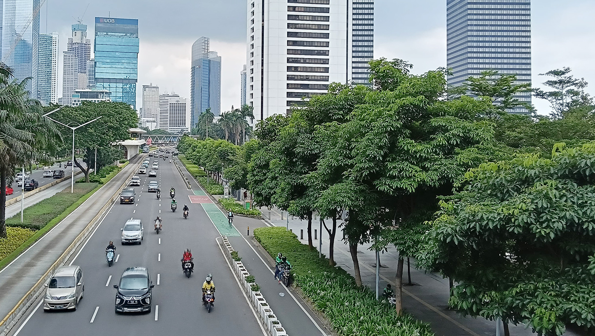 Sejumlah kendaraan melintas di Jalan Jenderal Sudirman, Jakarta, Minggu (26/1/2025).(BeritaNasional/Oke Atmaja)