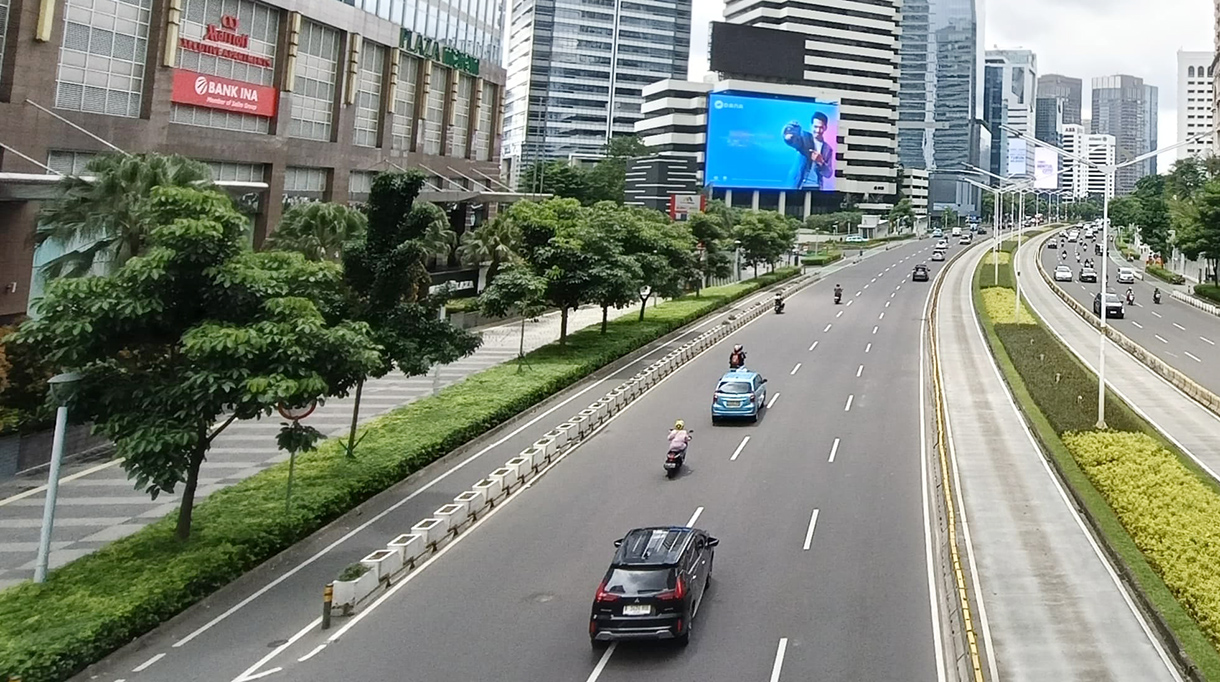 Sejumlah kendaraan melintas di Jalan Jenderal Sudirman, Jakarta, Minggu (26/1/2025).(BeritaNasional/Oke Atmaja)