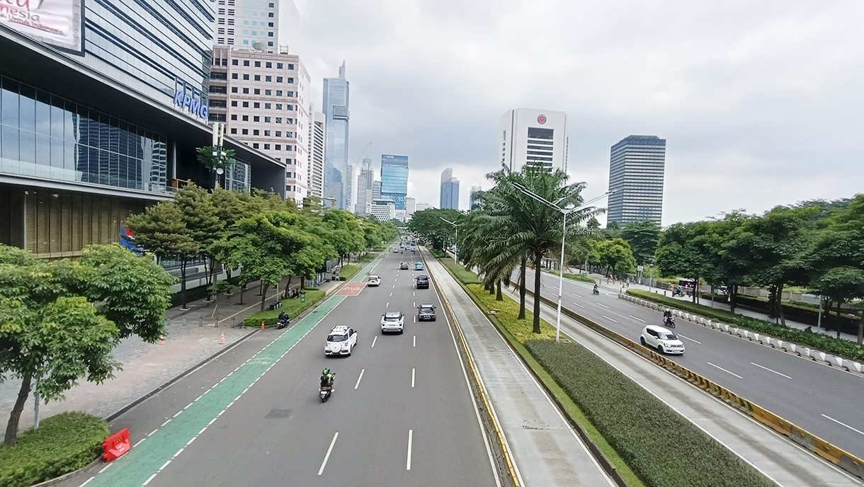 Sejumlah kendaraan melintas di Jalan Jenderal Sudirman, Jakarta, Minggu (26/1/2025).(BeritaNasional/Oke Atmaja)