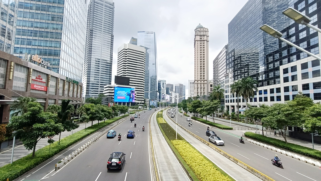 Sejumlah kendaraan melintas di Jalan Jenderal Sudirman, Jakarta, Minggu (26/1/2025).(BeritaNasional/Oke Atmaja)