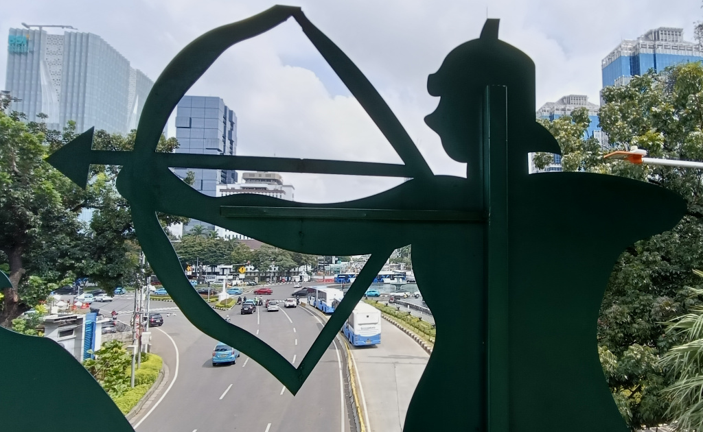 Kendaraan melintas di Jalan Medan Merdeka Barat, Jakarta, Rabu (25/3/2026). (Beritanasional.com/Oke Atmaja)