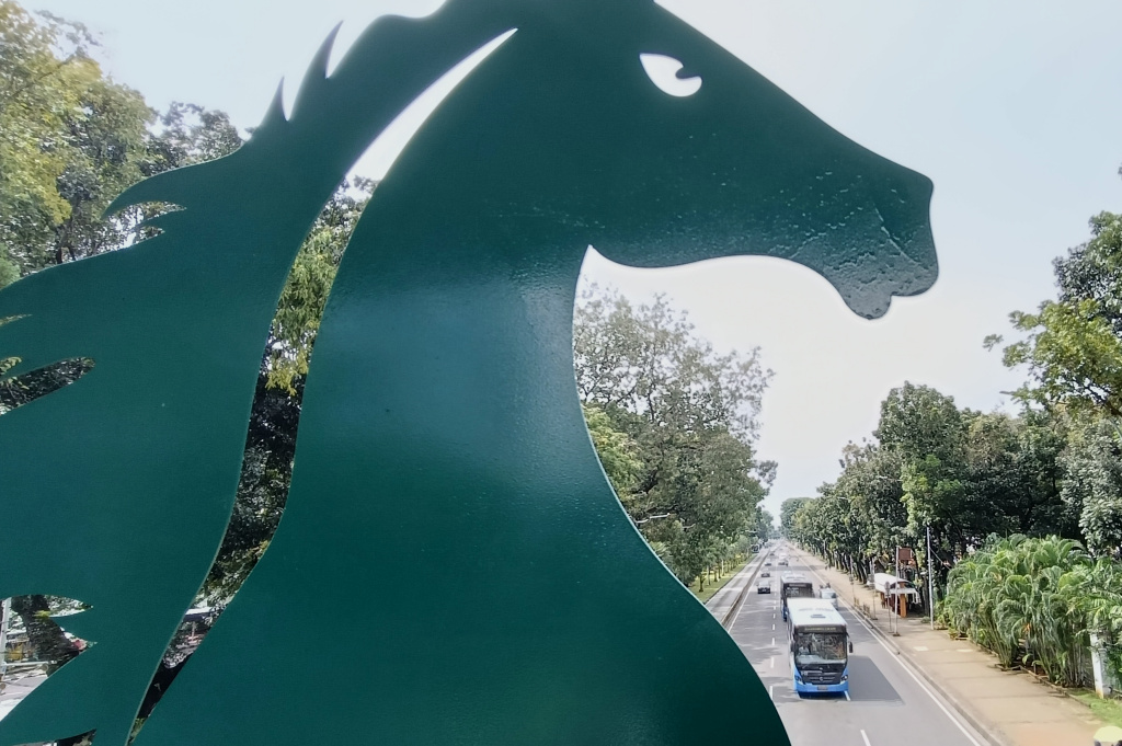 Kendaraan melintas di Jalan Medan Merdeka Barat, Jakarta, Rabu (25/3/2026). (Beritanasional.com/Oke Atmaja)