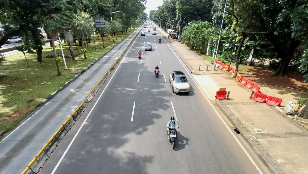 Kendaraan melintas di jalan Jakarta (Beritanasional.com/Oke Atmaja)