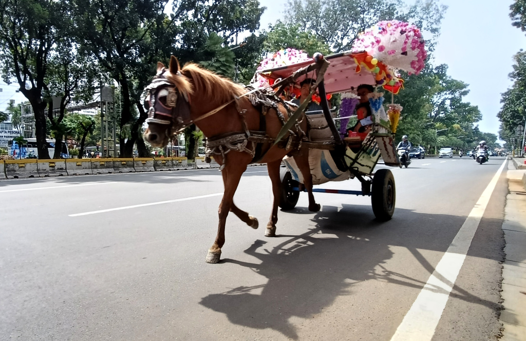 Kendaraan melintas di Jalan Medan Merdeka Barat, Jakarta, Rabu (25/3/2026). (Beritanasional.com/Oke Atmaja)