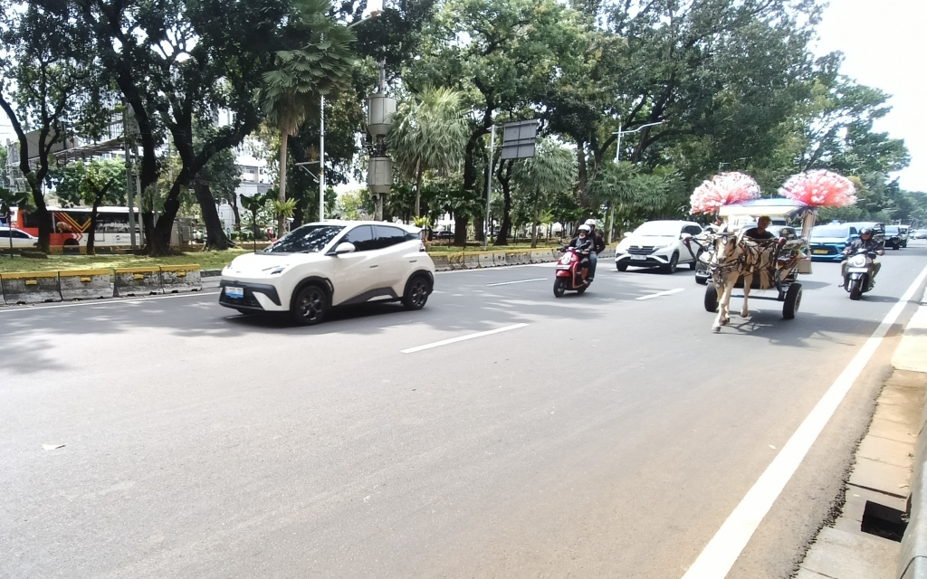 Kendaraan melintas di Jalan Medan Merdeka Barat, Jakarta, Rabu (25/3/2026). (Beritanasional.com/Oke Atmaja)
