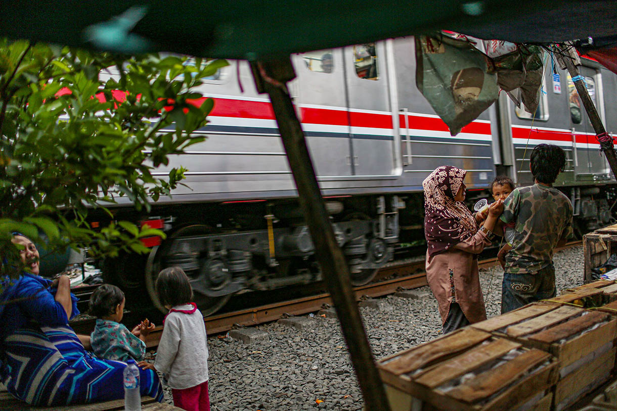 Pedagang menata dagangannya saat kereta api melintas yang berada Pasar Gaplok, lIntasan rel Kramat Sentiong-Pasar Senen kawasan Tanah Tinggi, Jakarta Pusat, Senin (11/11/2024).(BeritaNasional.com/Oke Atmaja)