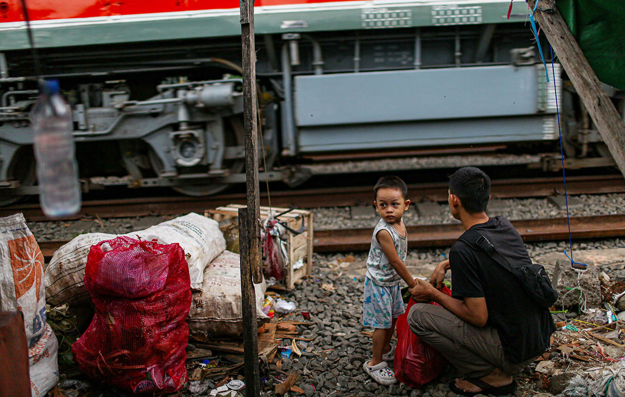 Pedagang menata dagangannya saat kereta api melintas yang berada Pasar Gaplok, lIntasan rel Kramat Sentiong-Pasar Senen kawasan Tanah Tinggi, Jakarta Pusat, Senin (11/11/2024).(BeritaNasional.com/Oke Atmaja)