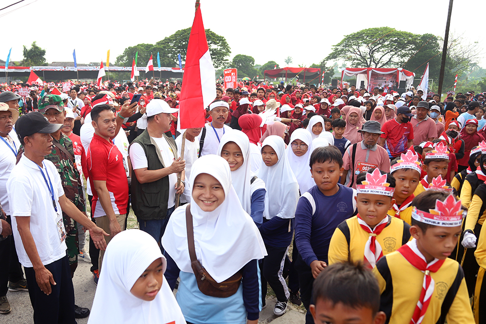 4000 orang antusias mengikuti gerak jalan sehat yang diselenggarakan Desa Pahlawan Setia, Kabupaten Bekasi, Jawa Barat. (BeritaNasional/Elvis Sendouw)