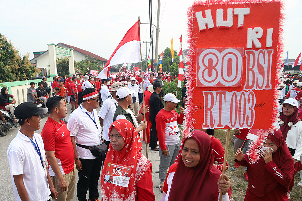 4000 orang antusias mengikuti gerak jalan sehat yang diselenggarakan Desa Pahlawan Setia, Kabupaten Bekasi, Jawa Barat. (BeritaNasional/Elvis Sendouw)