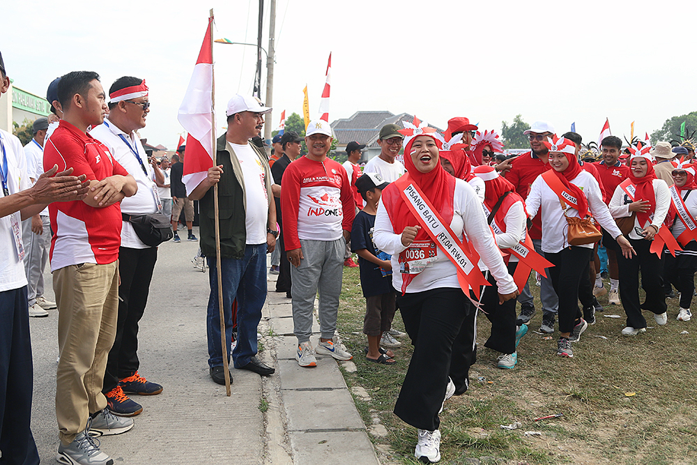 4000 orang antusias mengikuti gerak jalan sehat yang diselenggarakan Desa Pahlawan Setia, Kabupaten Bekasi, Jawa Barat. (BeritaNasional/Elvis Sendouw)