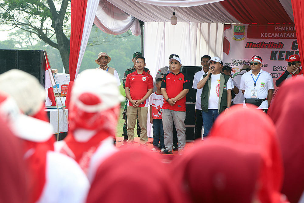 4000 orang antusias mengikuti gerak jalan sehat yang diselenggarakan Desa Pahlawan Setia, Kabupaten Bekasi, Jawa Barat. (BeritaNasional/Elvis Sendouw)