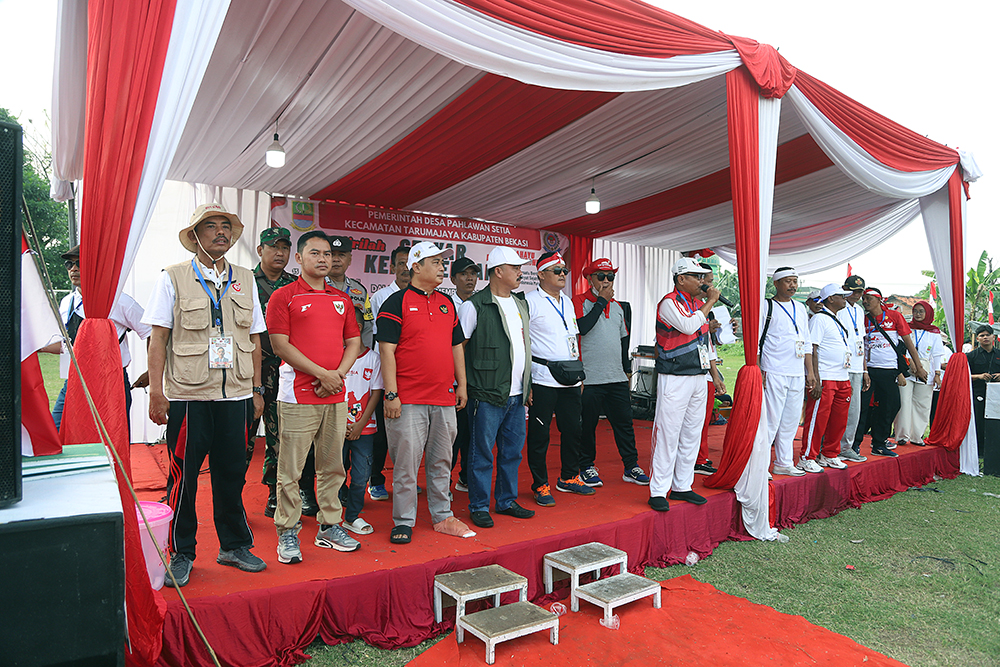 4000 orang antusias mengikuti gerak jalan sehat yang diselenggarakan Desa Pahlawan Setia, Kabupaten Bekasi, Jawa Barat. (BeritaNasional/Elvis Sendouw)
