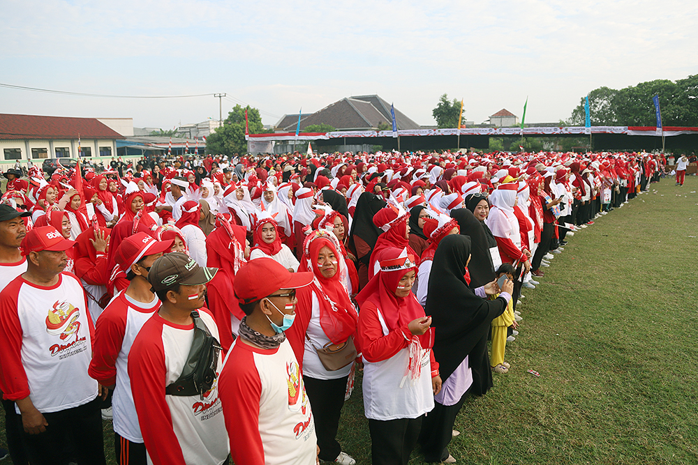 4000 orang antusias mengikuti gerak jalan sehat yang diselenggarakan Desa Pahlawan Setia, Kabupaten Bekasi, Jawa Barat. (BeritaNasional/Elvis Sendouw)