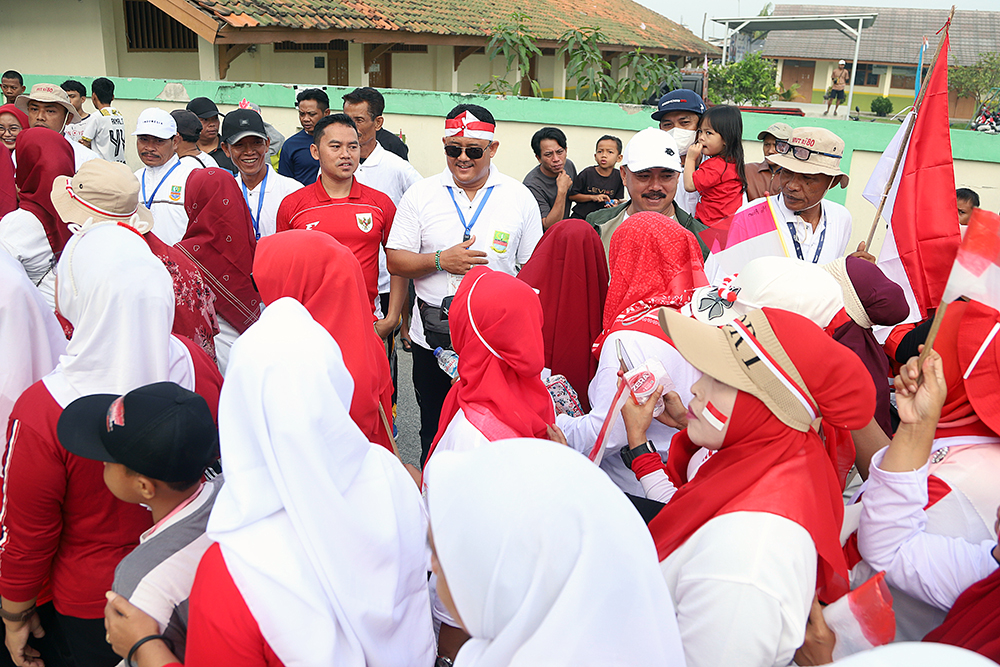 4000 orang antusias mengikuti gerak jalan sehat yang diselenggarakan Desa Pahlawan Setia, Kabupaten Bekasi, Jawa Barat. (BeritaNasional/Elvis Sendouw)