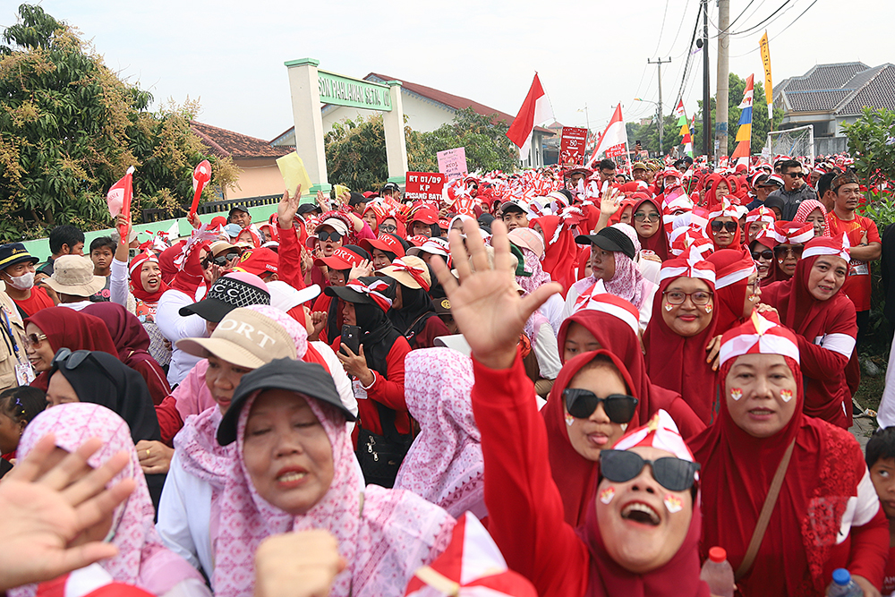 4000 orang antusias mengikuti gerak jalan sehat yang diselenggarakan Desa Pahlawan Setia, Kabupaten Bekasi, Jawa Barat. (BeritaNasional/Elvis Sendouw)