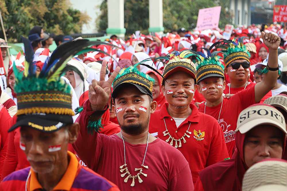 4000 orang antusias mengikuti gerak jalan sehat yang diselenggarakan Desa Pahlawan Setia, Kabupaten Bekasi, Jawa Barat. (BeritaNasional/Elvis Sendouw)