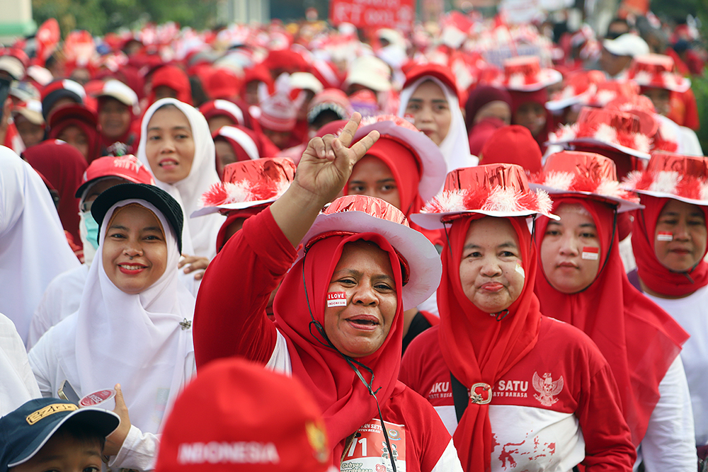4000 orang antusias mengikuti gerak jalan sehat yang diselenggarakan Desa Pahlawan Setia, Kabupaten Bekasi, Jawa Barat. (BeritaNasional/Elvis Sendouw)