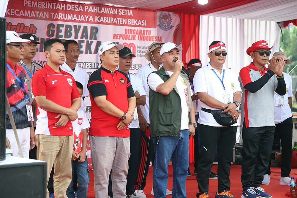 4000 orang antusias mengikuti gerak jalan sehat yang diselenggarakan Desa Pahlawan Setia, Kabupaten Bekasi, Jawa Barat. (BeritaNasional/Elvis Sendouw)