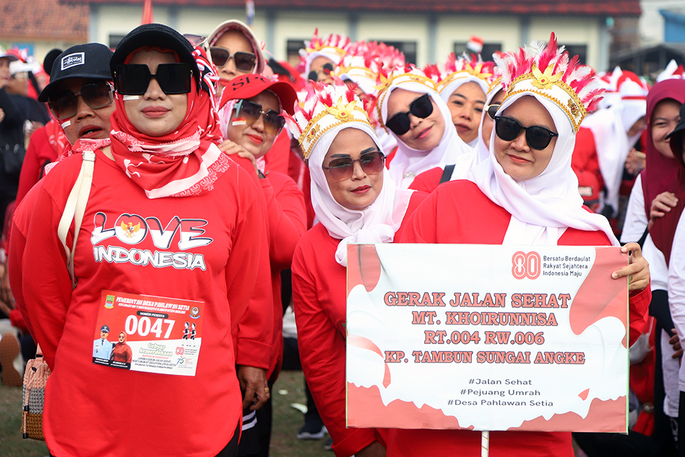 4000 orang antusias mengikuti gerak jalan sehat yang diselenggarakan Desa Pahlawan Setia, Kabupaten Bekasi, Jawa Barat. (BeritaNasional/Elvis Sendouw)