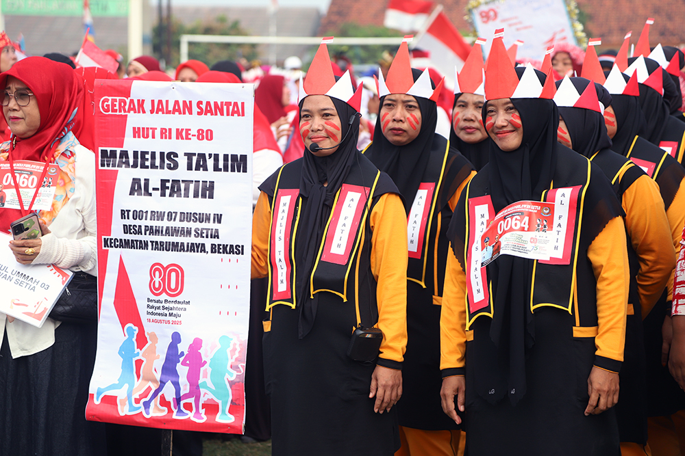 4000 orang antusias mengikuti gerak jalan sehat yang diselenggarakan Desa Pahlawan Setia, Kabupaten Bekasi, Jawa Barat. (BeritaNasional/Elvis Sendouw)