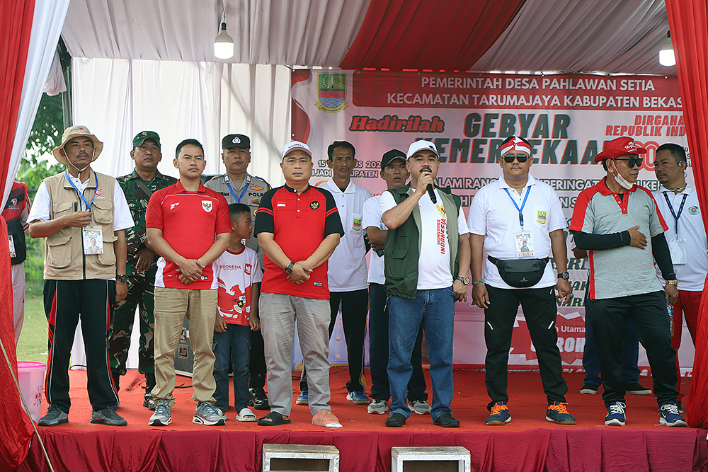 4000 orang antusias mengikuti gerak jalan sehat yang diselenggarakan Desa Pahlawan Setia, Kabupaten Bekasi, Jawa Barat. (BeritaNasional/Elvis Sendouw)