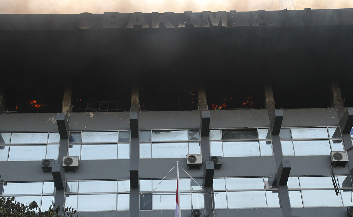 Petugas pemadam kebakaran sedang memadamkan api di Gedung Bakamla, Jakarta, Minggu (29/9/2024).  (BeritaNasional.com/Oke Atmaja)