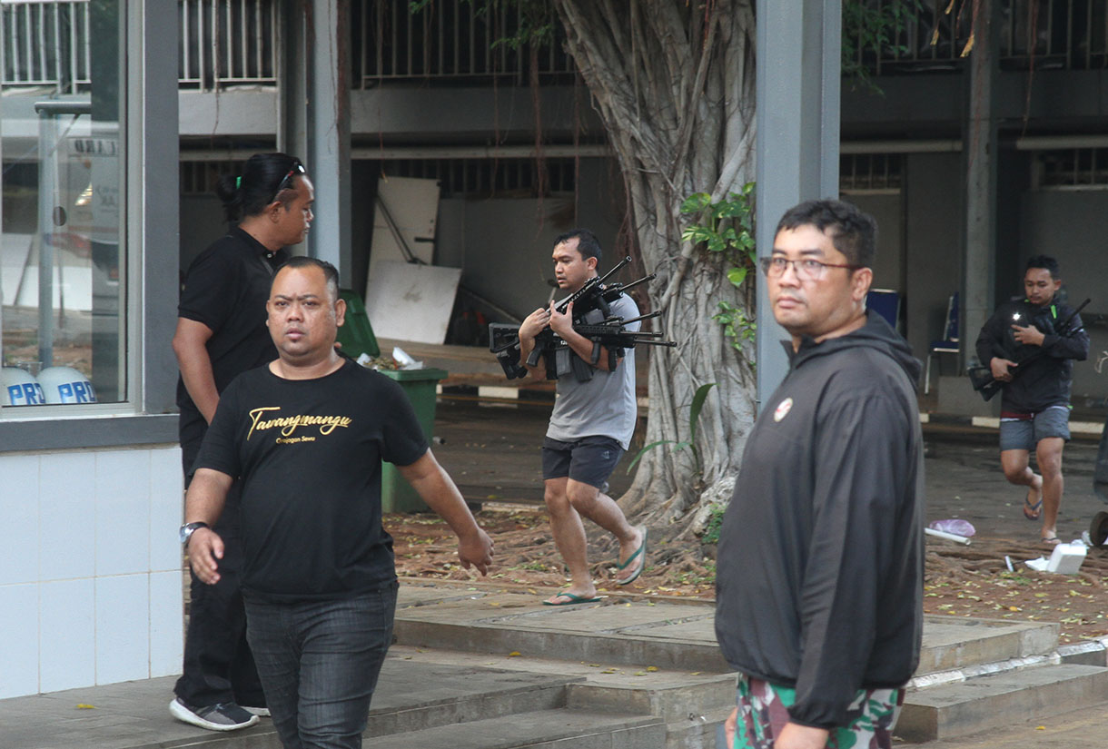 Petugas pemadam kebakaran sedang memadamkan api di Gedung Bakamla, Jakarta, Minggu (29/9/2024).  (BeritaNasional.com/Oke Atmaja)