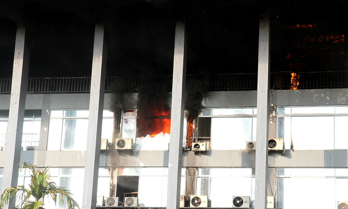 Petugas pemadam kebakaran sedang memadamkan api di Gedung Bakamla, Jakarta, Minggu (29/9/2024).  (BeritaNasional.com/Oke Atmaja)