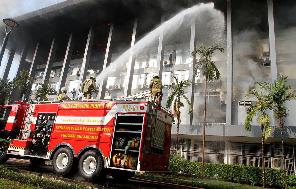 Petugas pemadam kebakaran sedang memadamkan api di Gedung Bakamla, Jakarta, Minggu (29/9/2024).  (BeritaNasional.com/Oke Atmaja)