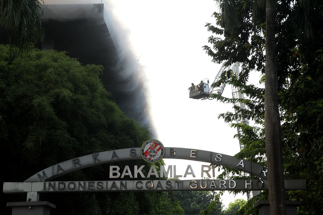 Petugas pemadam kebakaran sedang memadamkan api di Gedung Bakamla, Jakarta, Minggu (29/9/2024).  (BeritaNasional.com/Oke Atmaja)