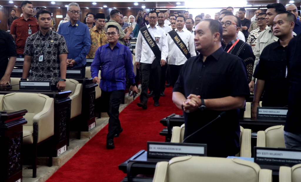 Pegawai MPR memerankan Presiden dan Wakil Presiden dan sejumlah pejabat saat  Geladi Resik pelantikan Presiden dan Wakil Presiden 2024-2029 di Ruang Rapat Paripurna I, Gedung Nusantara, Kompleks Parlemen, Senayan, Jakarta, Sabtu (19/10/2024).  (Beritanasional.com/Oke Atmaja)