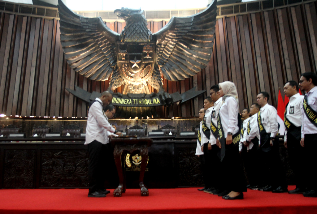 Pegawai MPR memerankan Presiden dan Wakil Presiden dan sejumlah pejabat saat  Geladi Resik pelantikan Presiden dan Wakil Presiden 2024-2029 di Ruang Rapat Paripurna I, Gedung Nusantara, Kompleks Parlemen, Senayan, Jakarta, Sabtu (19/10/2024).  (Beritanasional.com/Oke Atmaja)