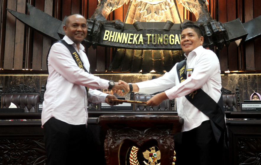 Pegawai MPR memerankan Presiden dan Wakil Presiden dan sejumlah pejabat saat  Geladi Resik pelantikan Presiden dan Wakil Presiden 2024-2029 di Ruang Rapat Paripurna I, Gedung Nusantara, Kompleks Parlemen, Senayan, Jakarta, Sabtu (19/10/2024).  (Beritanasional.com/Oke Atmaja)