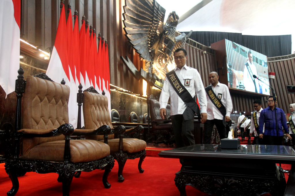 Pegawai MPR memerankan Presiden dan Wakil Presiden dan sejumlah pejabat saat  Geladi Resik pelantikan Presiden dan Wakil Presiden 2024-2029 di Ruang Rapat Paripurna I, Gedung Nusantara, Kompleks Parlemen, Senayan, Jakarta, Sabtu (19/10/2024).  (Beritanasional.com/Oke Atmaja)