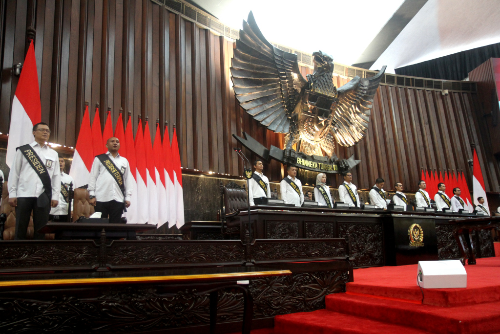 Pegawai MPR memerankan Presiden dan Wakil Presiden dan sejumlah pejabat saat  Geladi Resik pelantikan Presiden dan Wakil Presiden 2024-2029 di Ruang Rapat Paripurna I, Gedung Nusantara, Kompleks Parlemen, Senayan, Jakarta, Sabtu (19/10/2024).  (Beritanasional.com/Oke Atmaja)