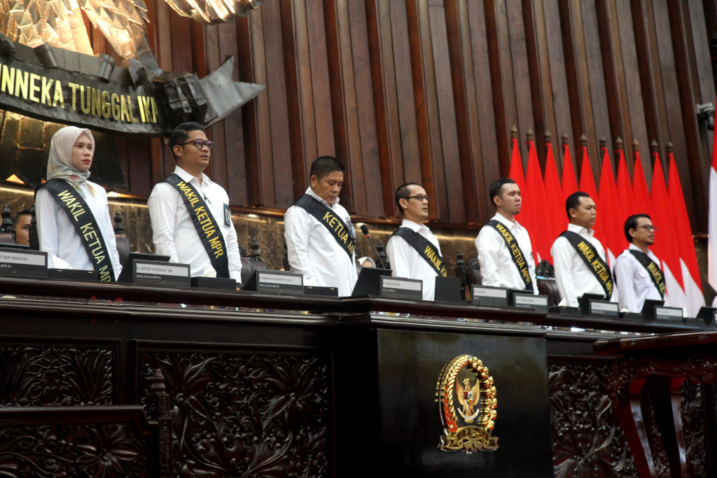 Pegawai MPR memerankan Presiden dan Wakil Presiden dan sejumlah pejabat saat  Geladi Resik pelantikan Presiden dan Wakil Presiden 2024-2029 di Ruang Rapat Paripurna I, Gedung Nusantara, Kompleks Parlemen, Senayan, Jakarta, Sabtu (19/10/2024).  (Beritanasional.com/Oke Atmaja)